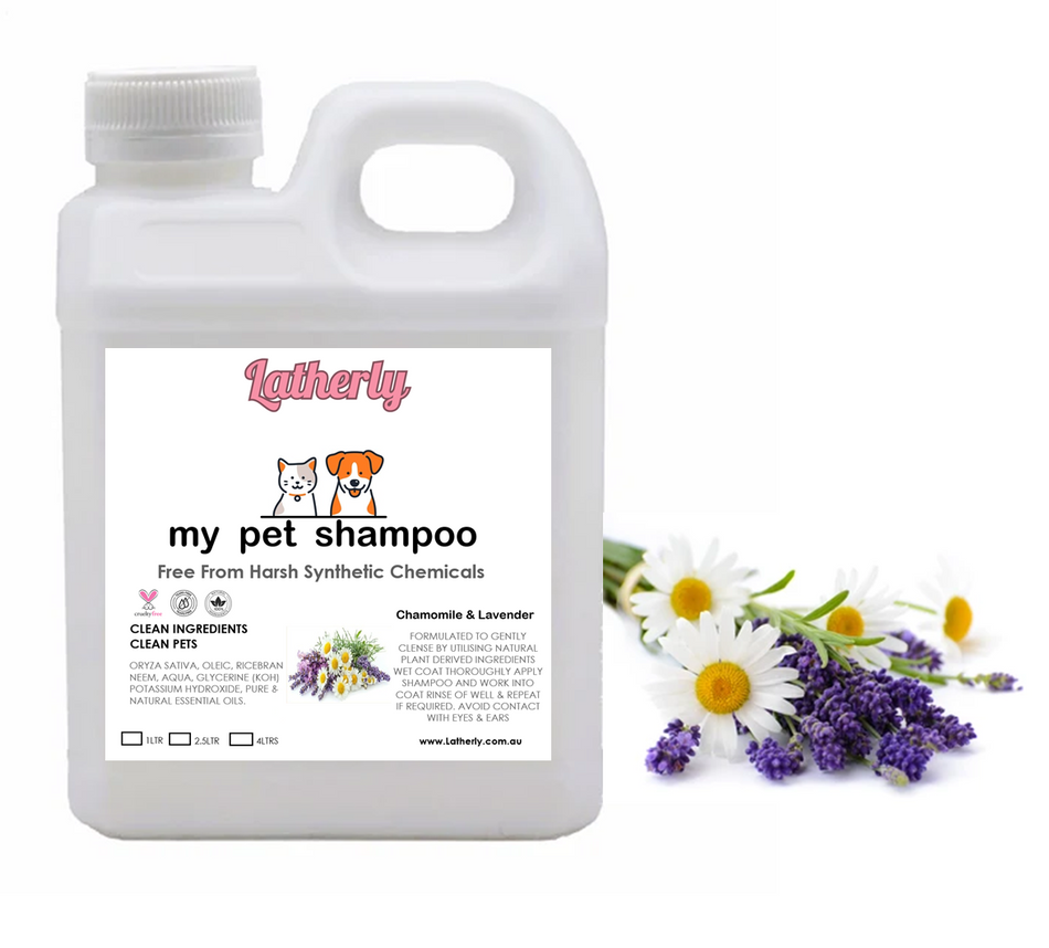 Latherly natural pet shampoo with chamomile and lavender scent in a 2.5 L bottle, suitable for gentle pet cleansing and grooming.
